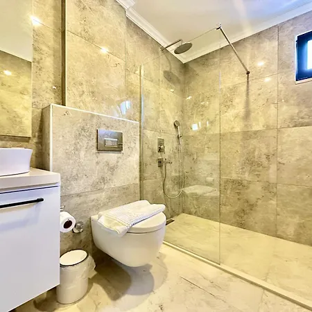 With A Pool And Sea View In Kalkan 2 شقة كاس